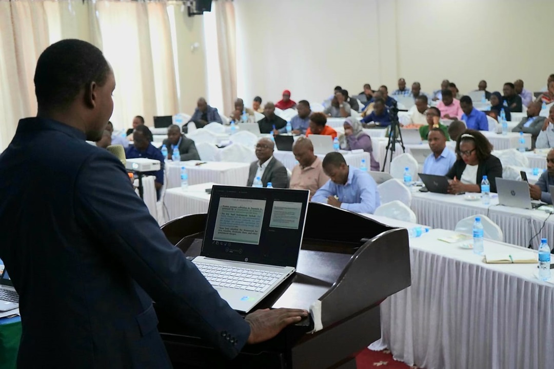 Mtoa mada akiwasilisha mada kwa washiriki wakati wa Semina ya Usimamizi wa Fedha