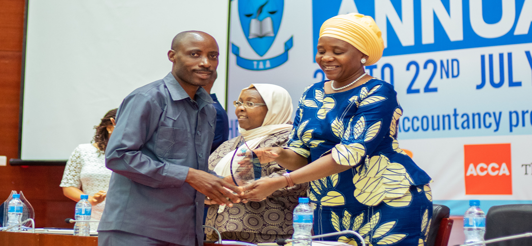 President of TAA CPA Victorius Kamuntu receiving an award from Hon Gwajima