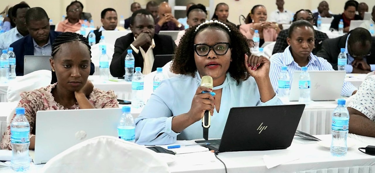 Picha ikionesha washiriki wakifuatilia kwa umakini uwasilishwaji wa mada na kushiriki kuchangia hoja wakati wa Mafunzo ya Kuwajengea Uwezo wa Kitaaluma kuhusu Usimamizi wa Fedha, Uongozi na Matumizi ya Akili Bandia katika Biashara